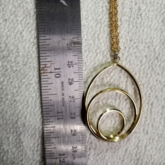 Large goldtone pendant on rope chain necklace - Picture 2 of 4